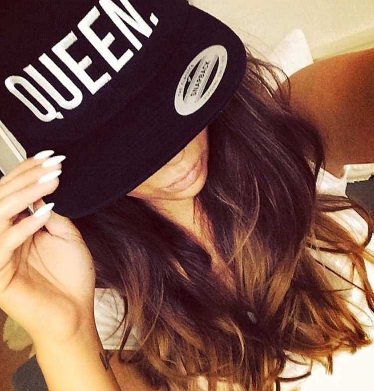 Русая девушка в кепке