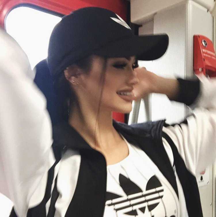 Девушка брюнетка в бейсболке