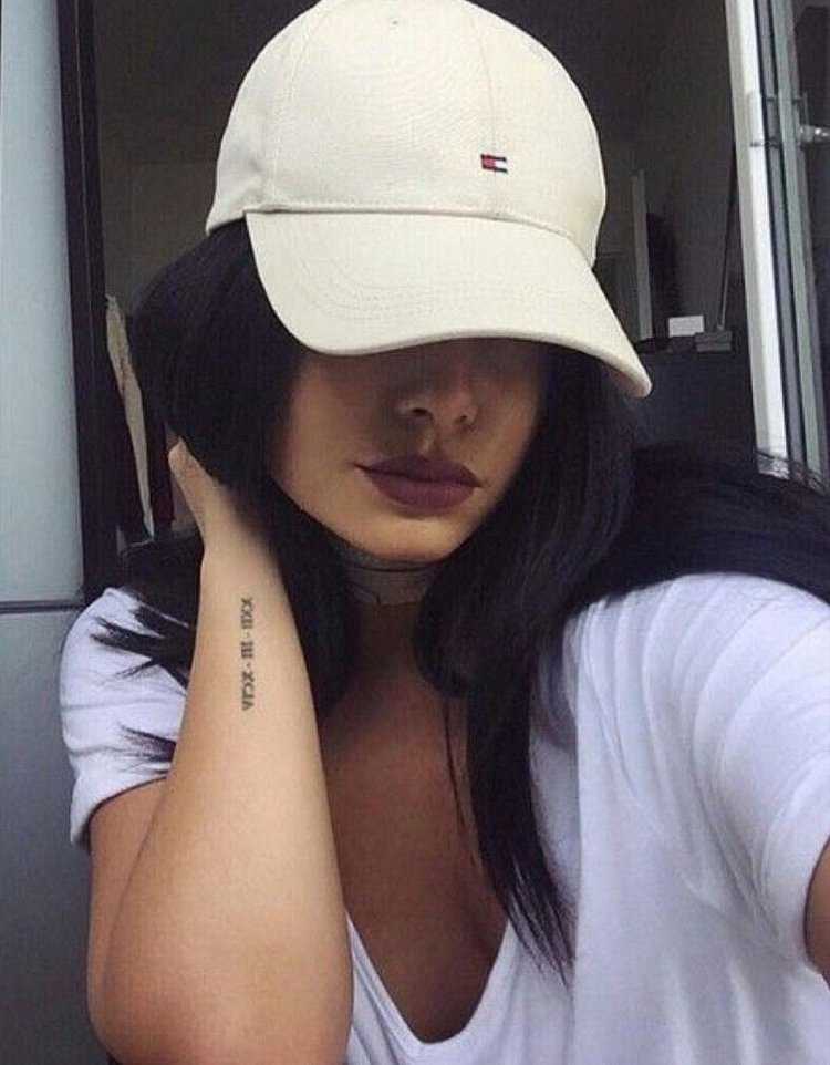 Девушки в бейсболках селфи