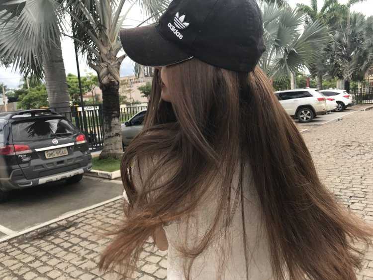 Русая девушка в кепке