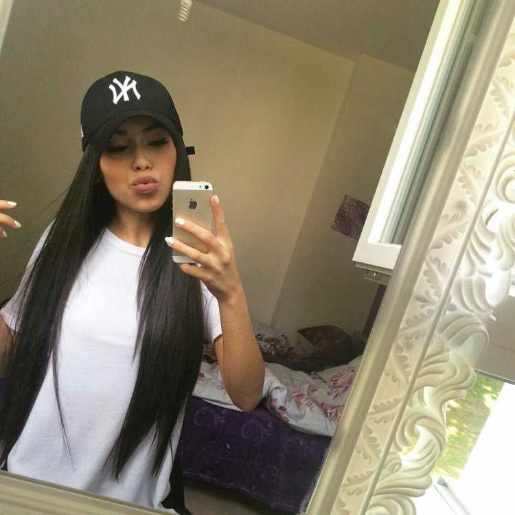 Селфи брюнеток с длинными волосами