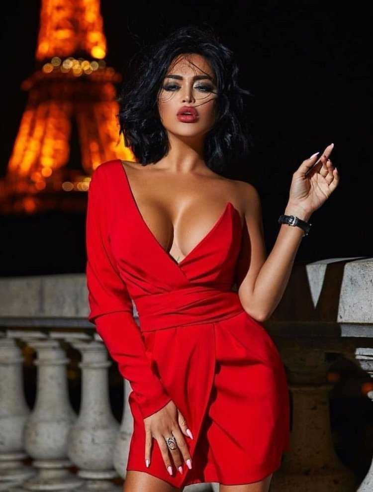 Девушка в красном брюнетка6