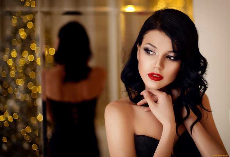 Девушка с яркими губами