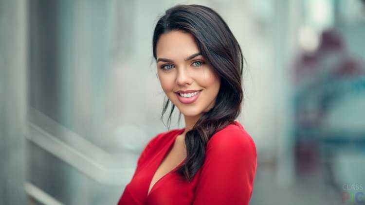 Девушка улыбается