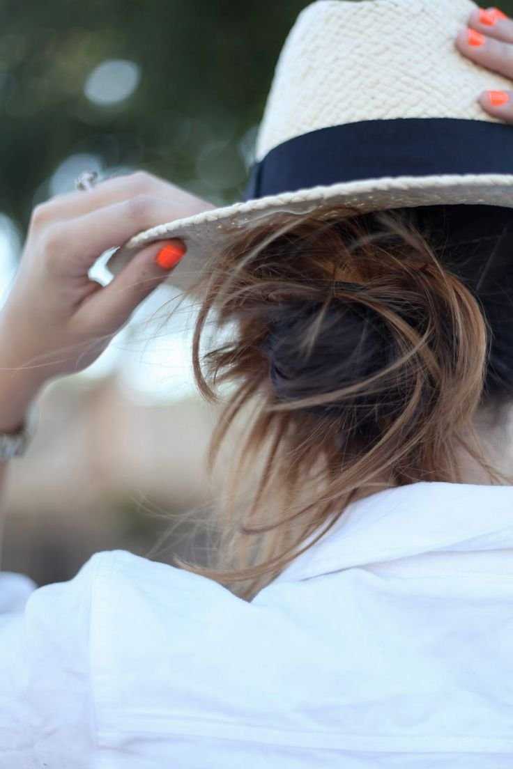 Девушка в Шапен спиной