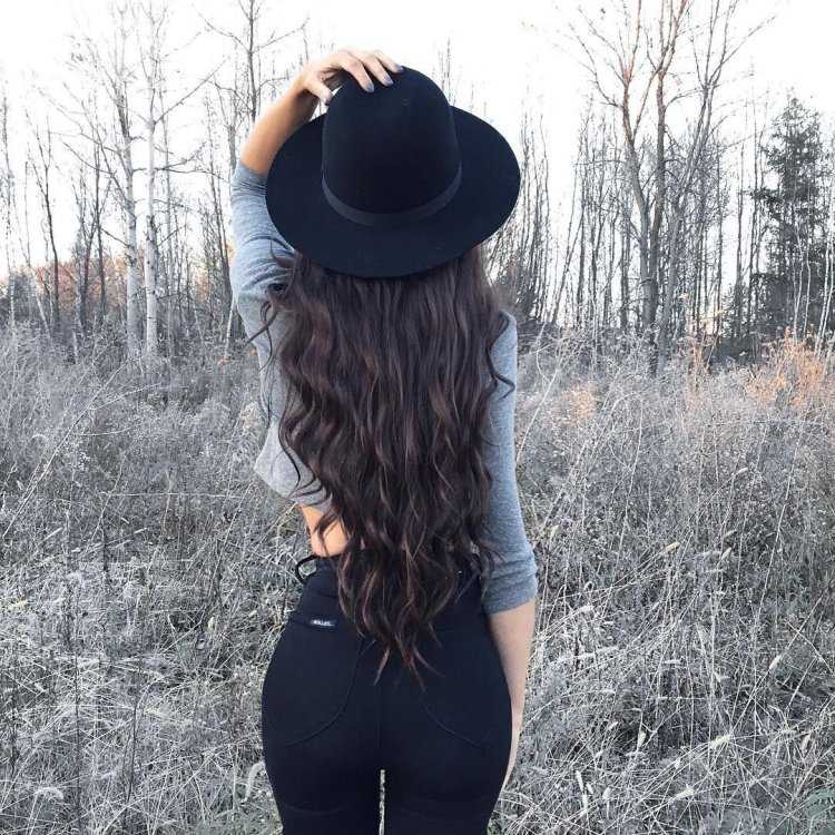 Брюнетка в шляпе без лица