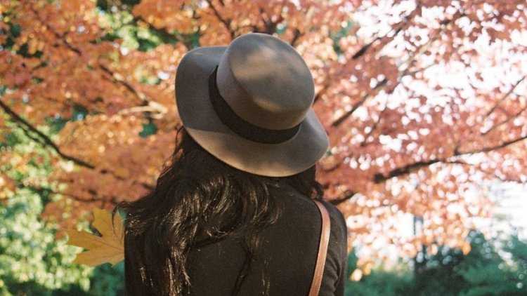 Девушка осенью со спины
