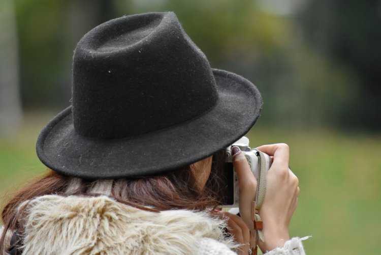 Брюнетка в шляпе без лица