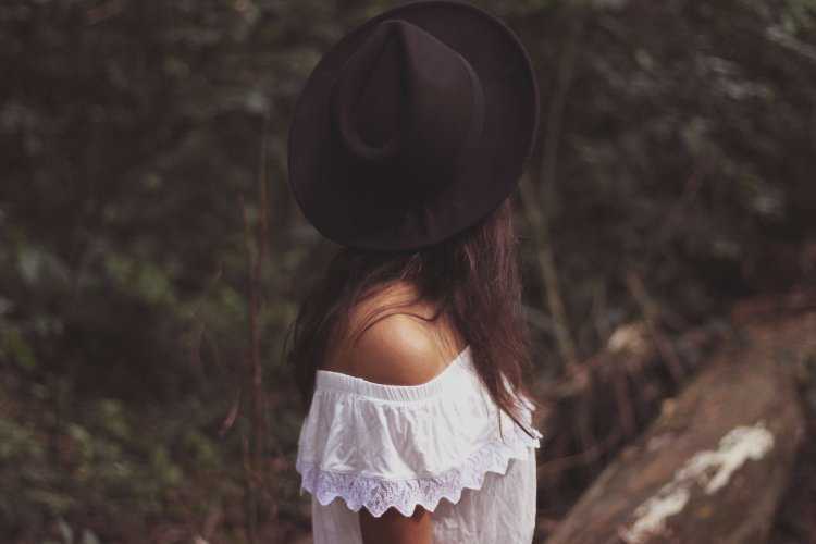 Девушка в шляпе в лесу
