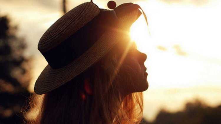 Рыжая в шляпе спиной