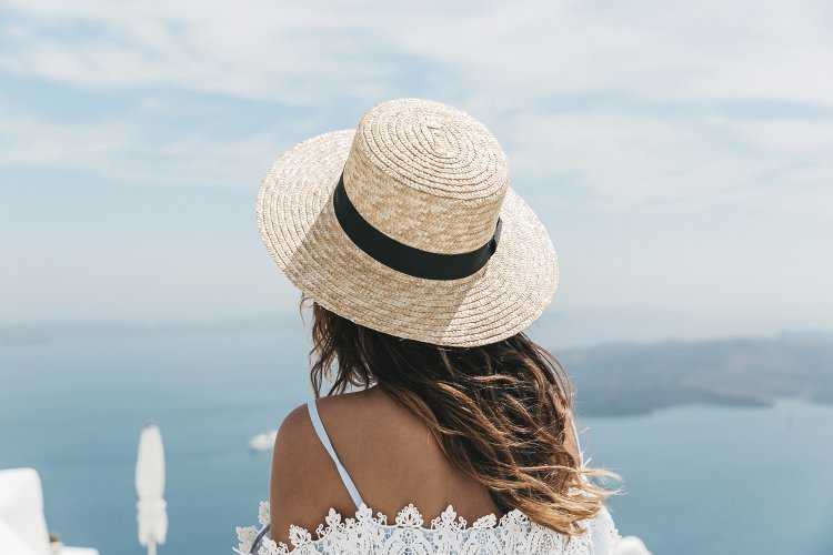 Фотосессия в соломенной шляпе канотье на море