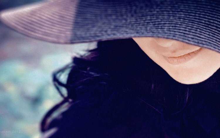 Женщина с закрытым лицом