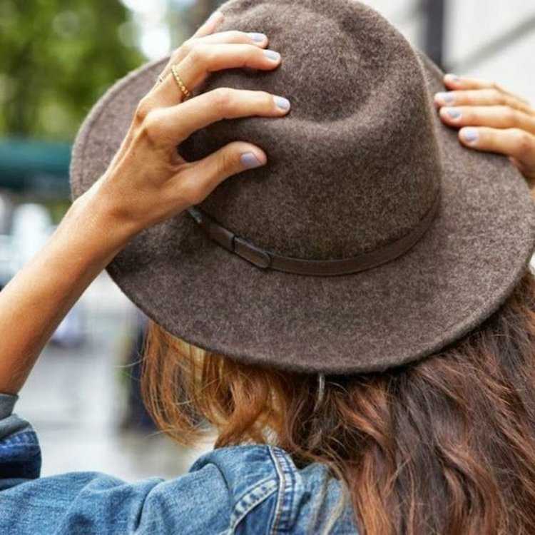 Шляпа на спине