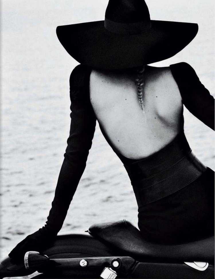 Девушка в шляпке со спины