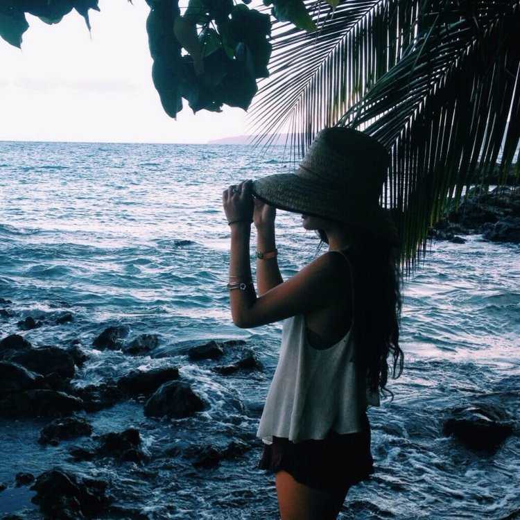 Девушка брюнетка на море