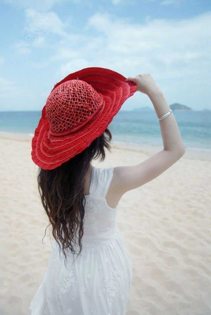 Девушка в красной шляпе спиной