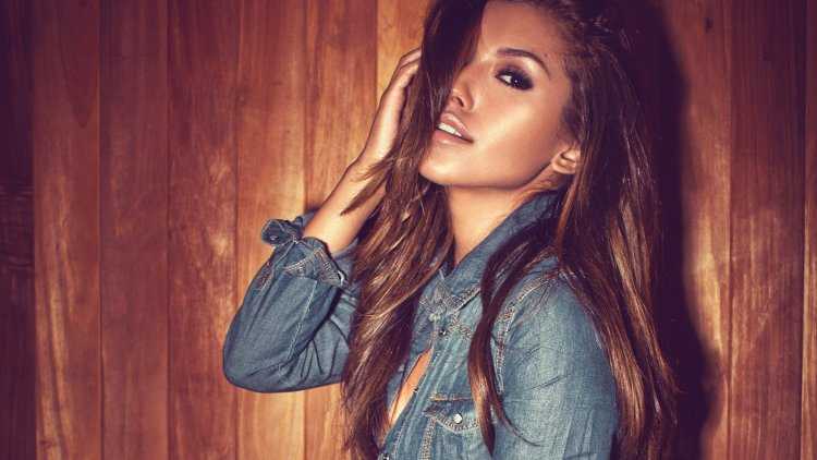 Брюнетка с коричневыми волосами