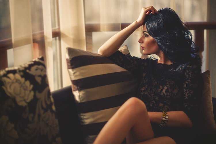 Красивые брюнетки с боку