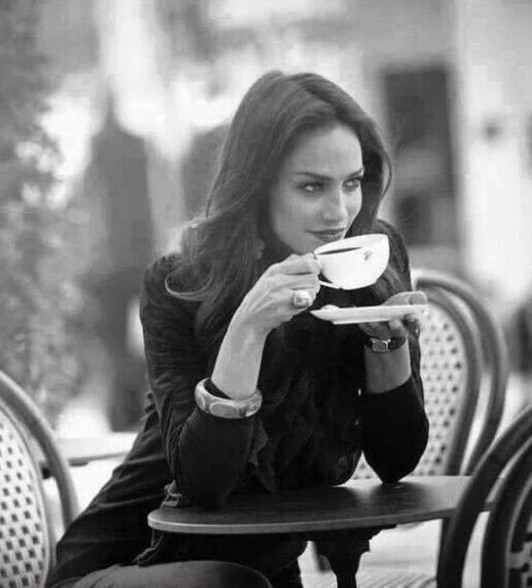 Женщина пьет кофе