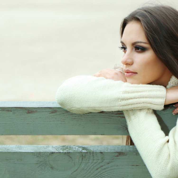 Красивая задумчивая девушка