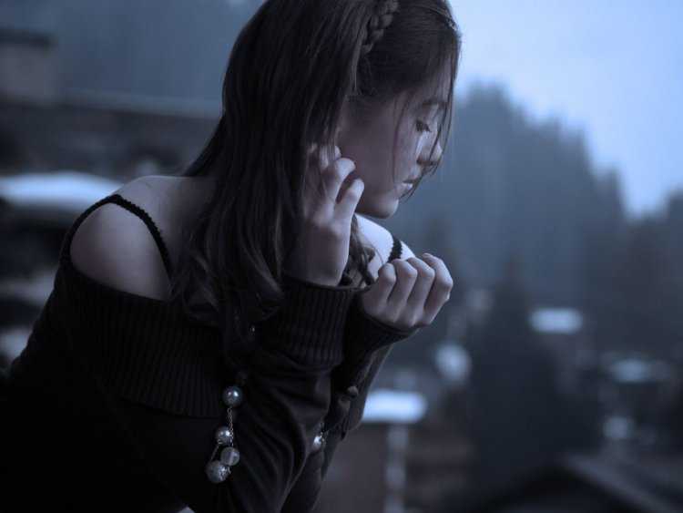 Задумчивая девушка