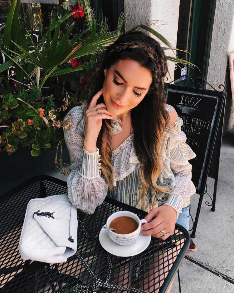 Девушка пьет кофе