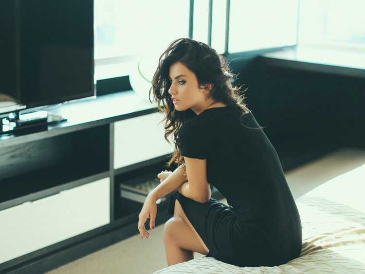 Девушка в красивой квартире