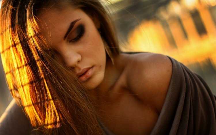 Девушка задумчивая брюнетка15