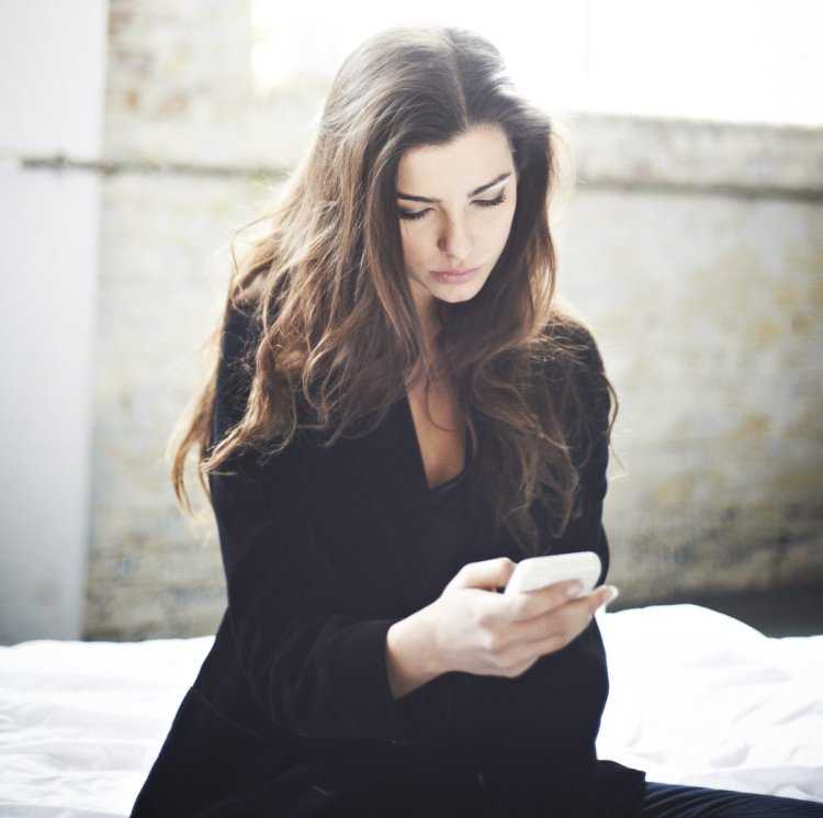 Красивая задумчивая девушка