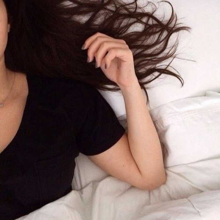 Девушка с темными волосами домашнее