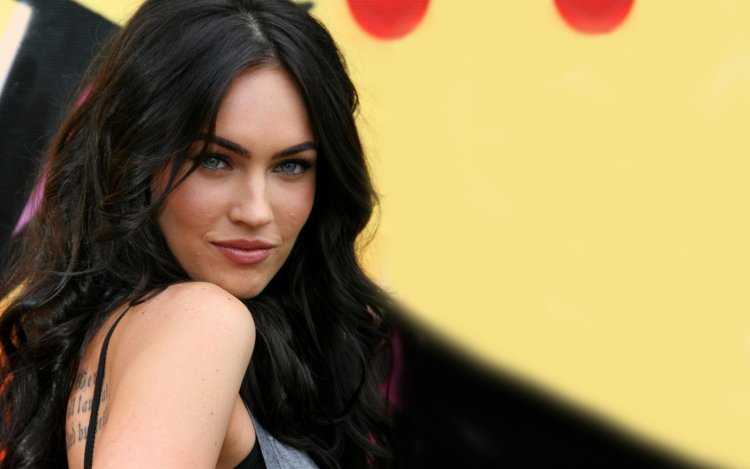 Меган Фокс Микаэла Бейнс