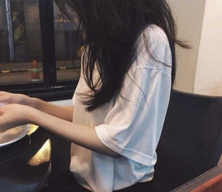 Девушка в кафе с закрытым лицом