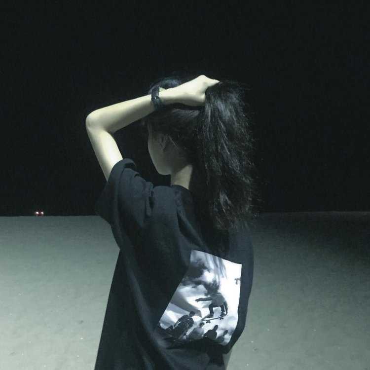 Девочка с чёрными волосами без литцаа