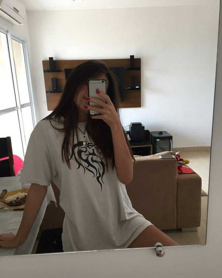 Девушка с айфоном без лица