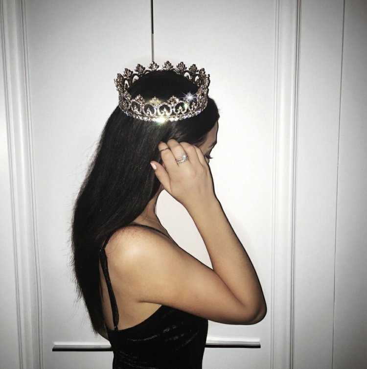 Девочка с короной на голове
