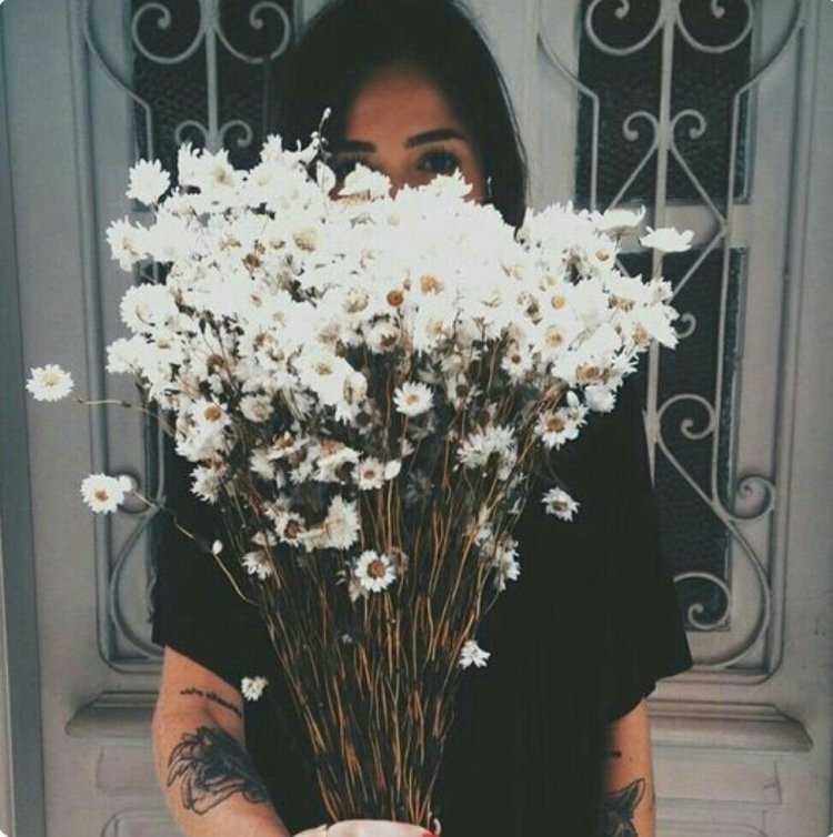 Брюнетка с букетом цветов