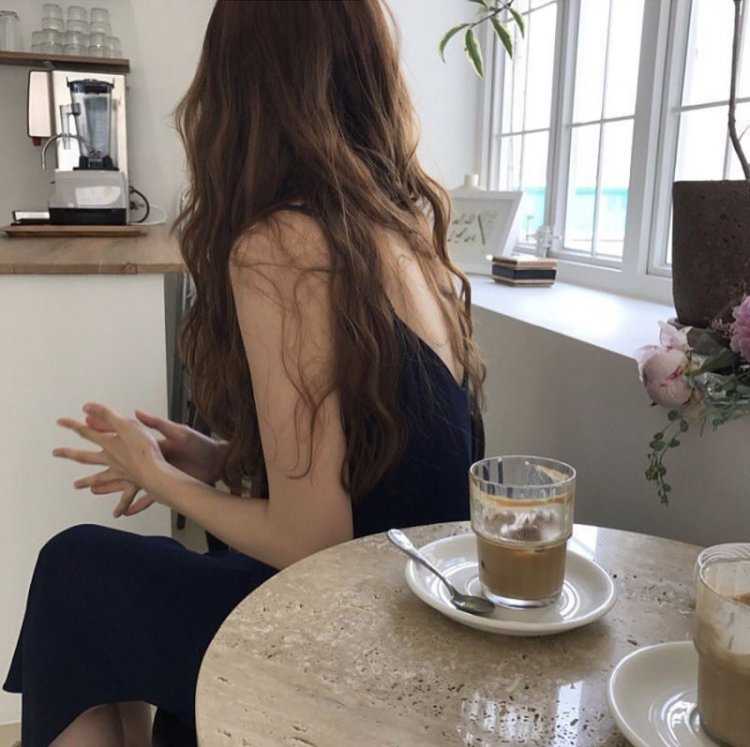 Девушка с каштановыми волосами Эстетика