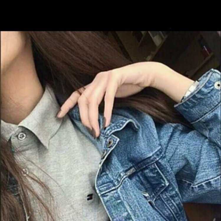 Девушка с коричневыми волосами без лица