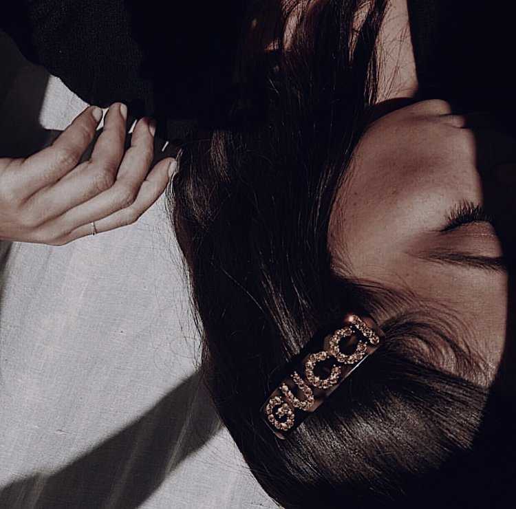 Брюнетка Эстетика