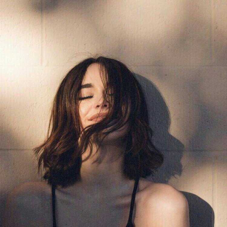 Девушка улыбается Эстетика