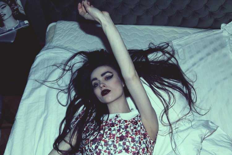 Черноволосая девушка Эстетика