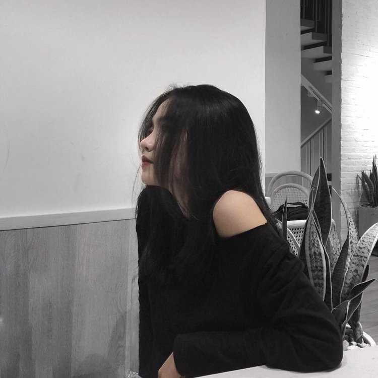 Девушка с черными волосами Эстетика