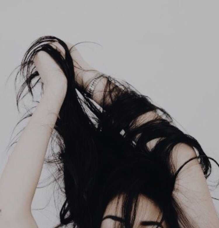 Девушка с черными волосами Эстетика