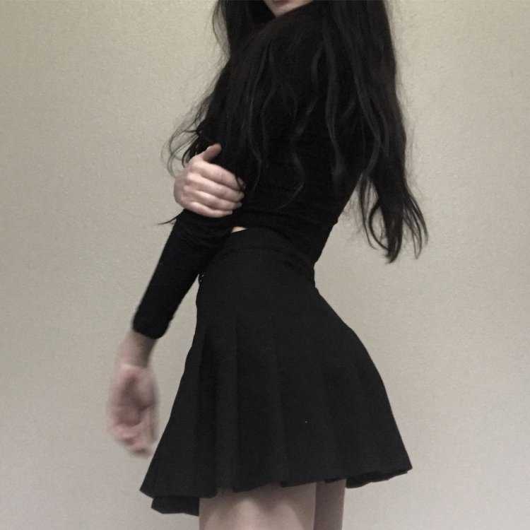 Топовые девушки с черными волосами