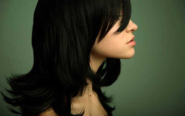 Девушка с черными волосами в профиль