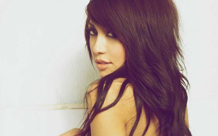 Девушки в кресле с длинными волосами брюнетки без лица