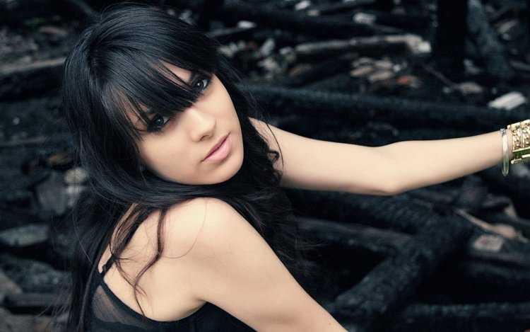 Брюнетки с чёлкой на каблуках