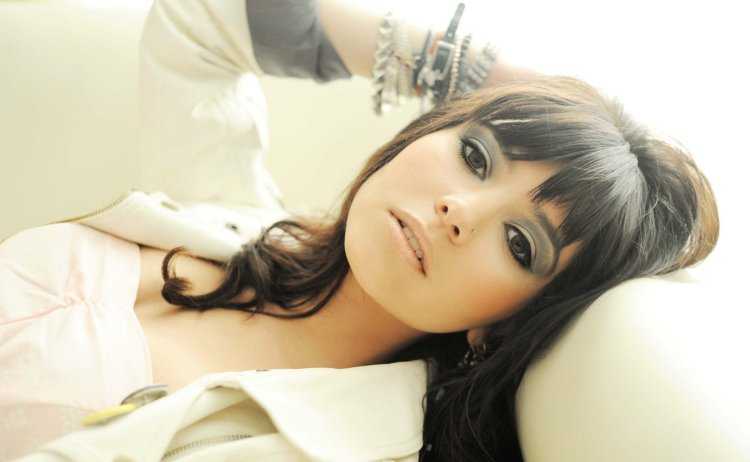 Девушки брюнетки с челкой