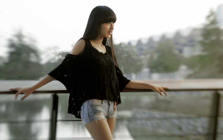 Азиатка брюнетка с чёлкой