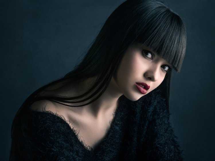 Темные волосы с челкой